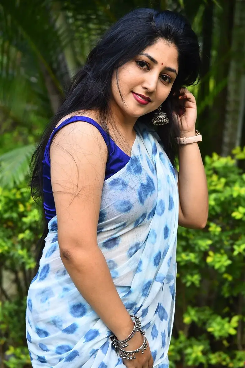 Praneekaanvikaa In Blue Saree Sleeveless Blouse